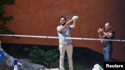 Чоловік спалює Коран біля центральної мечеті в Стокгольмі, Швеція, 28 червня 2023 року.