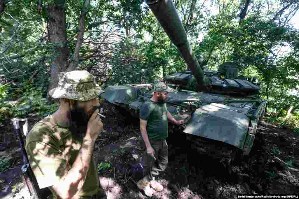 Олександр із Києва (ліворуч) у цивільному житті працював баристом, зараз навідник у танку. Віктор із Житомирщини (в центрі) в цивільному житті працював трактористом, зараз механік – водій танку