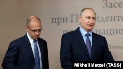 Первый заместитель руководителя администрации президента РФ Сергей Кириенко и президент РФ Владимир Путин (слева направо)