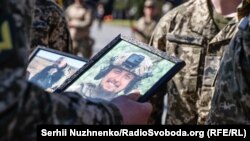 «Останній подих віддали за нас». Прощання із бійцями «Сталевої сотні» – кумами, які разом загинули на Донбасі (фоторепортаж)