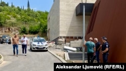 Vladan Ivanović i advokat Zorana Piperović ispred "Ničije kuće" uz pripadnike Specijalnog policijskog odjeljenja, Podgorica 13.jun 2024.