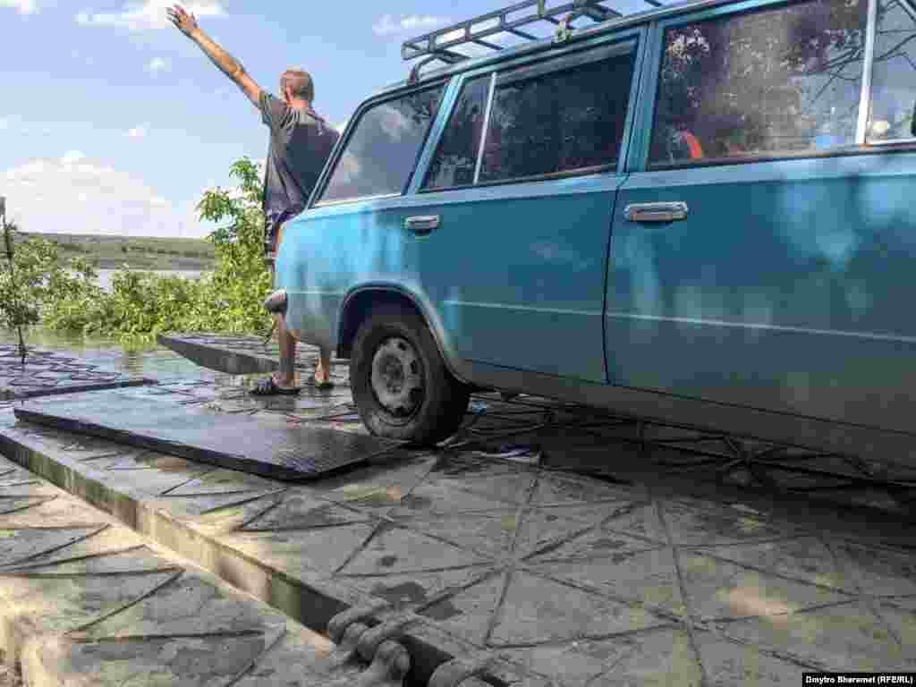 Військові допомагають евакуювати автомобілі та худобу