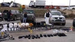 Kosovska policija prikazala oružje zaplenjeno nakon napada na severu Kosovska policija prikazala oružje zaplenjeno nakon napada na severu