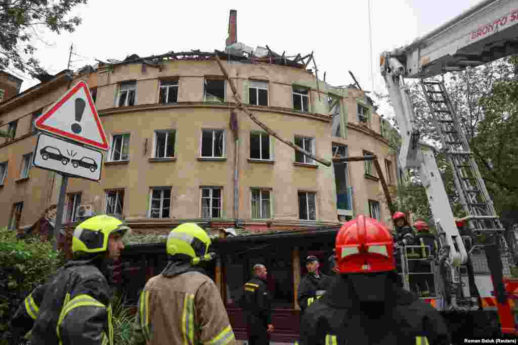 Зруйнований житловий будинок внаслідок російської ракетної атаки. Львів, 6 липня 2023 року. Унаслідок удару постраждав історичний район – буферна зона об’єкта Всесвітньої спадщини ЮНЕСКО «Львів – Ансамбль історичного центру», повідомив міністр культури України Олександр Ткаченко