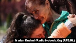 Безперервні обстріли і страх повторної окупації: евакуація жителів Вовчанська (фоторепортаж)