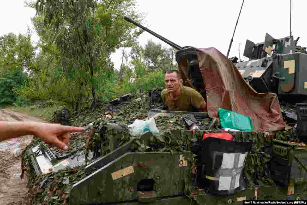 Основна зброя Bradley — 25-мм автоматична гармата M242 Bushmaster. Додатково БМП має спарений 7,62-мм кулемет M240C та пускову установку ПТРК TOW