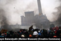 Готель «Україна» (на задньому плані) під час Революції гідності