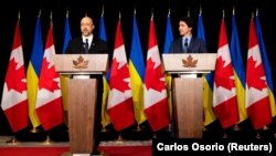 Прем’єр-міністр України Денис Шмигаль (ліворуч) і прем’єр-міністр Канади Джастін Трюдо під час спільної пресконференції в Торонто, 11 квітня 2023 року