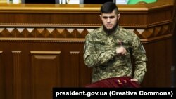 Боєць ДУК «Правий сектор» Дмитро Коцюбайло у залі засідань Верховної Ради України під час вручення йому ордена «Золота Зірка». Київ, 1 грудня 2021 року