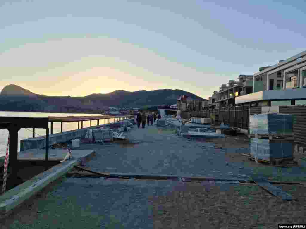 Под ремонтные работы попали большие участки набережной, поврежденные «штормом века» в Крыму