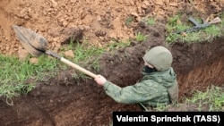 Російський окупант риє окоп на Запорізькому напрямку 