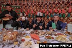 Беркутчи-аксакалы обедают в перерыве между состязаниями. Алматинская область, 13 октября 2023 года