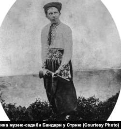 Юний Степан Бандера, а згодом провідник ОУН, в українському народному строї. Фото 1920-х років