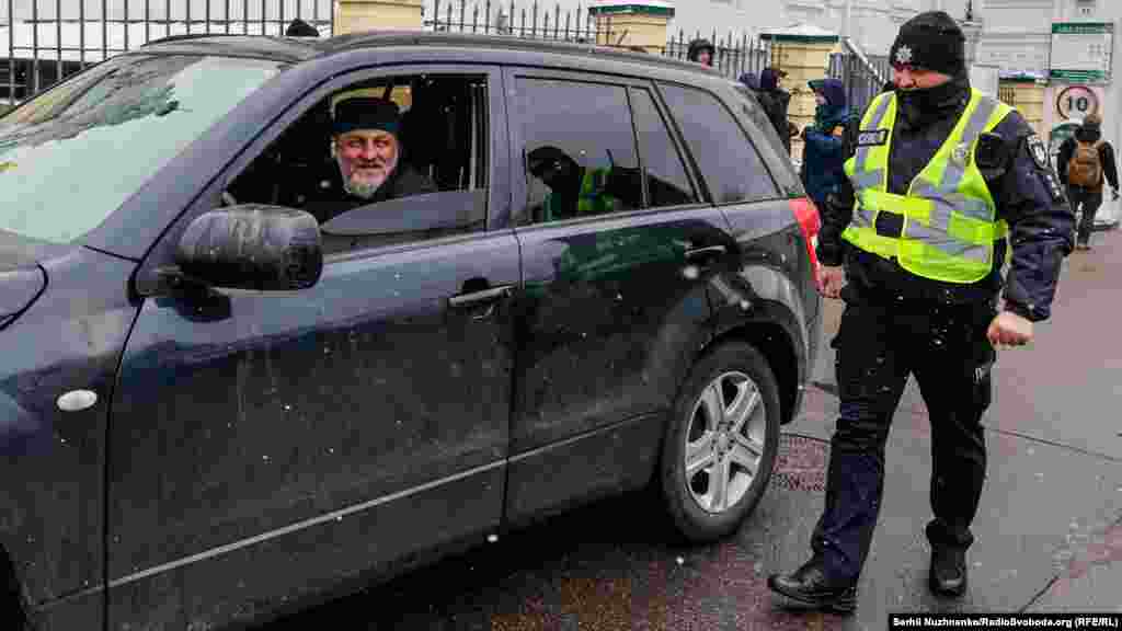 «Никакого выселения ни 29-го, ни 30-го, ни 31-го, ни в другое время не может быть» – спикер УПЦ (МП) Климент заявил, что их монахи не собираются выселяться из Киево-Печерской Лавры, потому что на это «нет никаких юридических оснований»