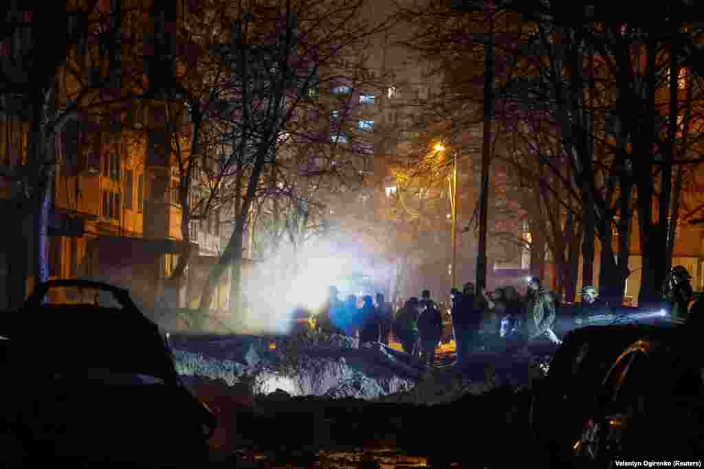 Близько 3-ї ночі на 13 грудня у Києві пролунало кілька вибухів. Через кілька хвилин після цього в місті оголосили повітряну тривогу. На фото: біля місця падіння уламків російської балістичної ракети. Київ, під ранок 13 грудня 2023 року За даними КМВА, пуски балістичних ракет, найімовірніше, були із північно-східного напрямку. У Повітряних силах ЗСУ повідомили, що російські війська атакували Київ десятьма балістичними ракетами. Усі ракети збили