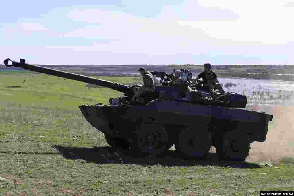 Екіпаж АМХ-10 RC 37 ОБрМП під час навчальних маневрів на півдні України. Квітень 2024 року  