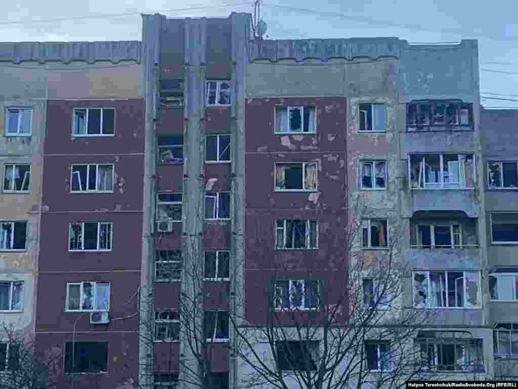 ЛЬВІВ – У житловій багатоповерхівці вибило вікна. Один із постраждалих Андрій Гриців розповів, що «вибух був неймовірної сили». Його магазин зруйнований. «Продавчиня запізнилася на 20 хвилин, якби прийшла швидше, то була б під руїнами. Тепер вже нема з чого жити», – каже чоловік