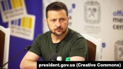 Președintele ucrainean Volodimir Zelenski, în timpul unei vizite în regiunea Harkov de pe 9 aprilie. 