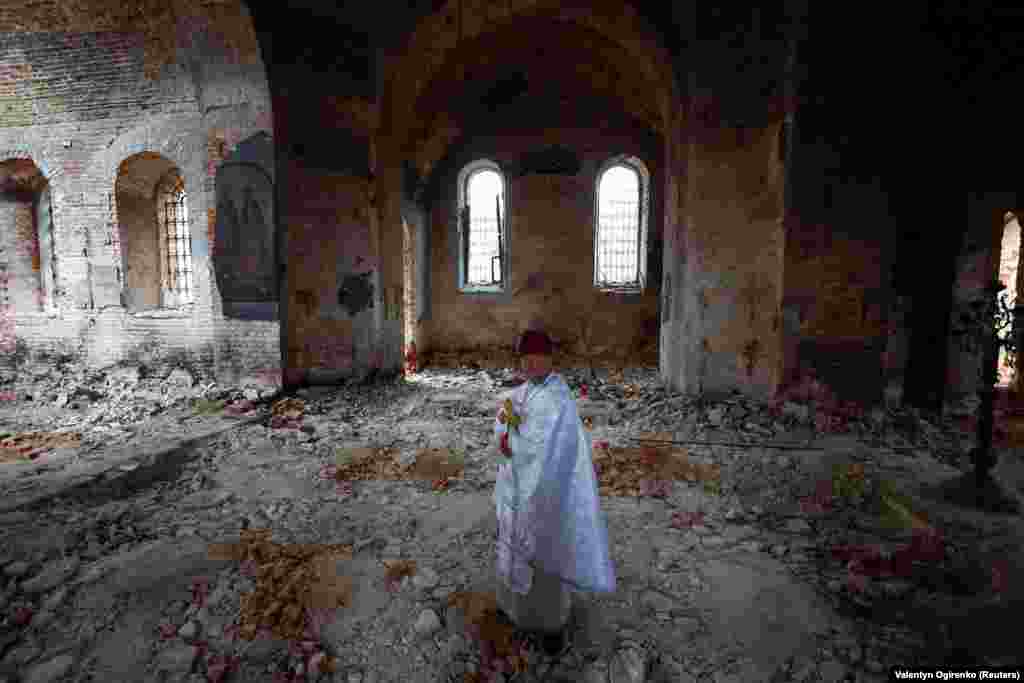 Отець Сергій у знищеній рік тому, внаслідок масштабного вторгнення армії РФ, церкві у селі Лукашівка на Чернігівщині, 16 квітня 2023 року