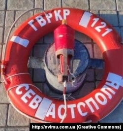 Як встановили музейники, свого часу рятувальний круг для крейсера «Москва» виготовили у Німеччині. Фото Національного Військово-історичного музею