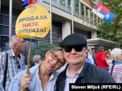 Učesnici protesta u Beogradu sa transparentom na kome je poruka "Prodaja nije opcija", 13. april 2024.