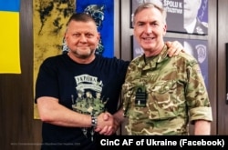 Тодішній головнокомандувач ЗСУ генерал-лейтенант Валерій Залужний і начальник Штабу оборони Великої Британії адмірал Тоні Радакін (праворуч), 28 вересня 2023 року