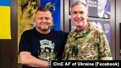 Головнокомандувач ЗСУ генерал-лейтенант Валерій Залужний і начальник Штабу оборони Великої Британії адмірал Тоні Радакін, 28 вересня 2023 року