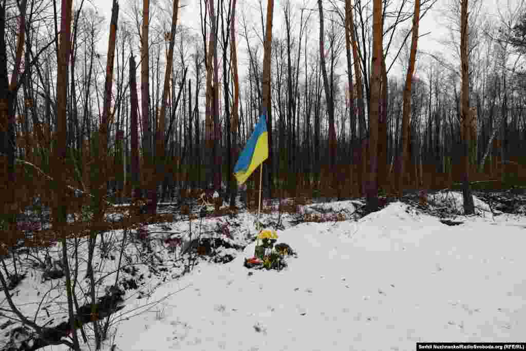 Бої за  Мощун завершилися наприкінці березня 2022 року. У липні того року я приїхав  туди, щоб зафіксувати, як село відновлюється після пережитого. Через 1,5 роки я знову приїхав у Мощун. Змін на краще, на жаль, дуже мало. Чому? Розкажуть самі жителі. Основні бої точилися за переправи через річку Ірпінь поблизу села. І зараз у лісі, де були позиції ЗСУ, волонтери й близькі загиблих військових створили меморіал пам'яті «Янголи Перемоги» – присвячений загиблим українським воїнам. Бої за Мощун відіграли чи не головну роль у тому, що російська армія не змогла взяти Київ. Під Мощуном полягли відбірні російські підрозділи. На зараз вдалося встановити імена 86 воїнів, які полягли в битві за Мощун, захищаючи підступи до української столиці.. Точна кількість загиблих під Мощуном досі невідома