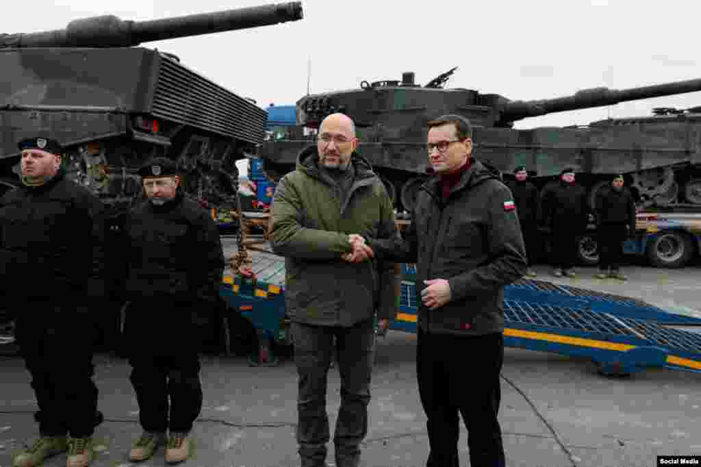 Прем’єр України Денис Шмигаль і прем'єр-міністр Польщі Матеуш Моравецький під час передачі Польщею перших танків Leopard 2 для ЗСУ. Київ, 24 лютого 2023 року