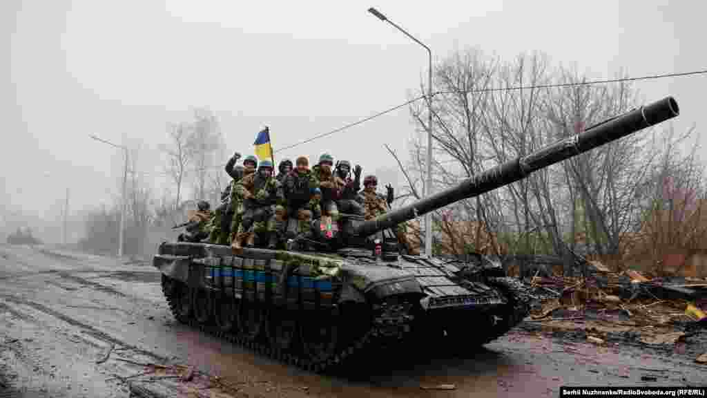 1 квітня 2022 року українські війська заходять у Нову Басань, що в Чернігівській області. ЗСУ з боєм звільняють цей населений пункт, в якому був розміщений  штаб підрозділів армії РФ. На той момент там було велике скупчення російської техніки та військ. Фото від 2 квітня 2022 року