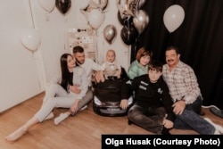 Родина Гусаків після виїзду з окупованого Маріуполя