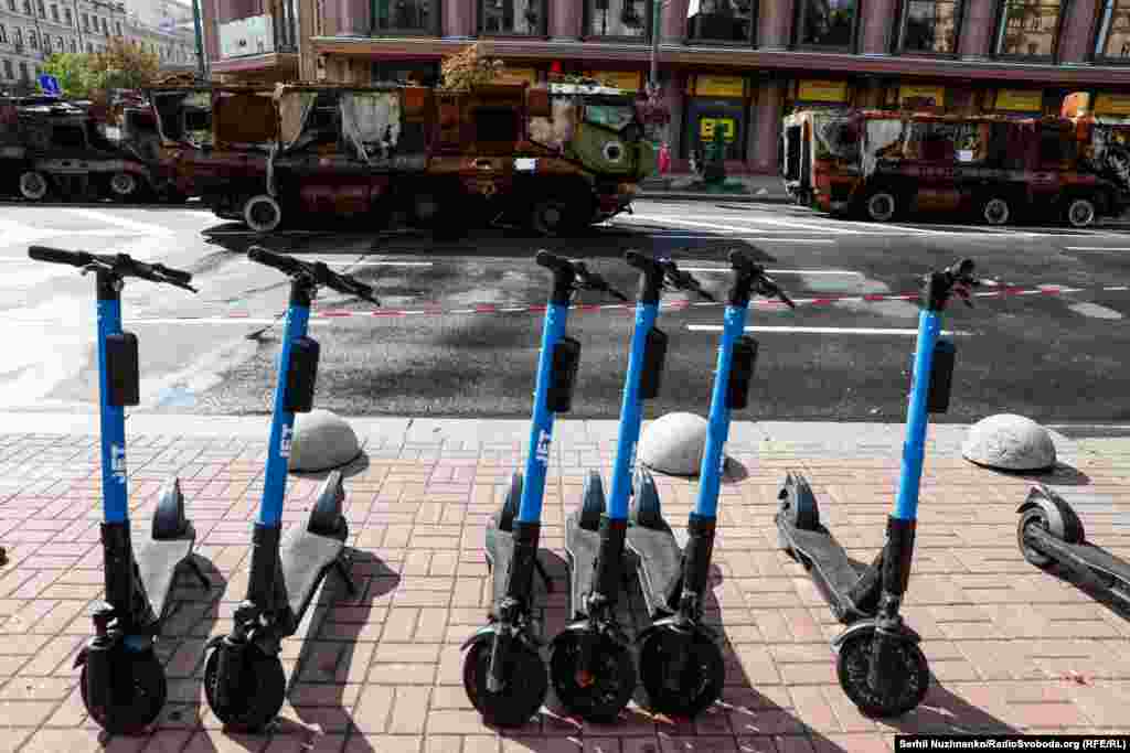 Мир і війна... Електросамокати на тротуарі Хрещатика і розставлена вздовж вулиці знищена техніка російських загарбників
