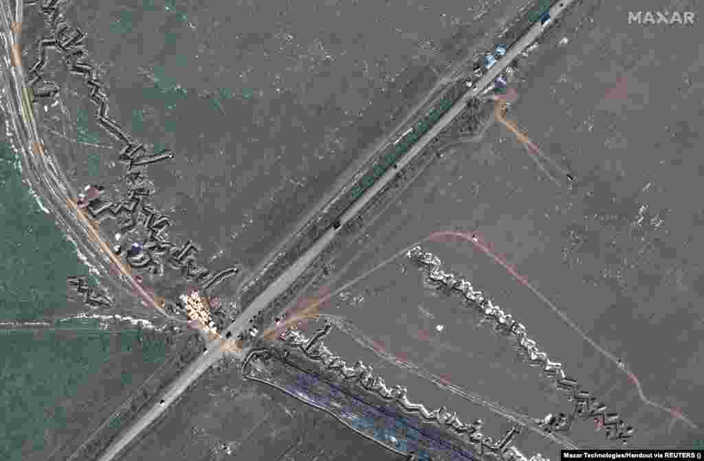 Укрепления и «зубы дракона» в Медведевке, северо-восточный Крым, 11 февраля. президент Украины Владимир Зеленский 7 апреля встретился на Ифтаре (благотворительном ужине во время месяца Рамадан) с украинскими солдатами-мусульманами и повторил свою клятву вернуть себе контроль над Крымом, исторической родиной крымских татар, мусульманского этнического меньшинства.