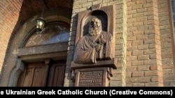 Меморіальна дошка кардиналові Любомиру Гузару. Львів, 16 березня 2024 року