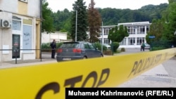 Policija u dvorištu škole u Lukavcu kod Tuzle, na sjeveru BiH gdje se desio incident, 14. juna 2023.