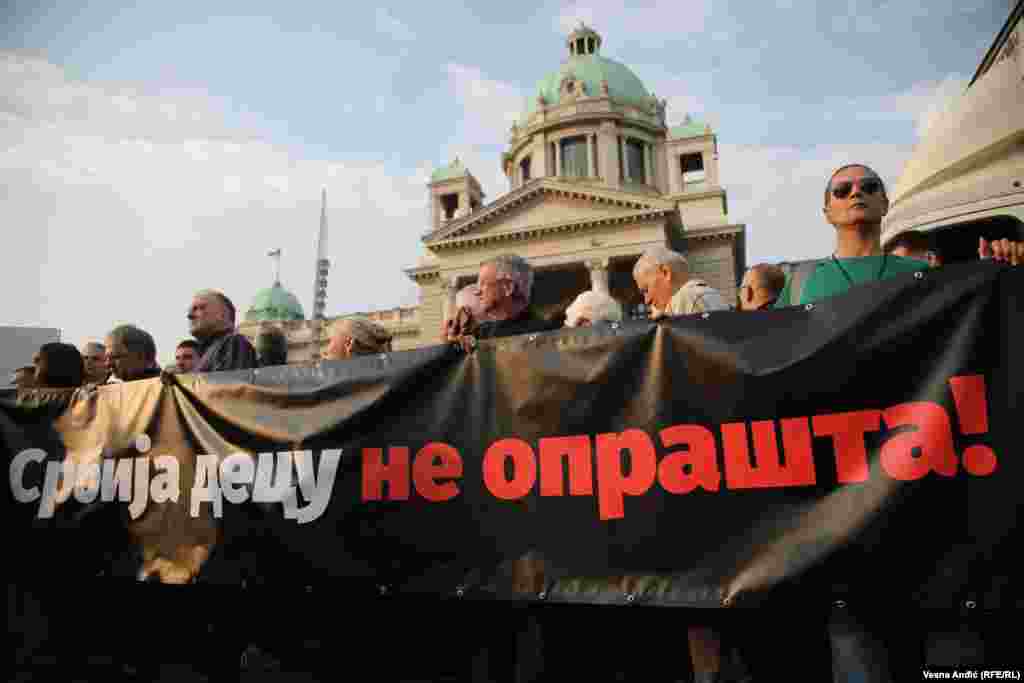 Nakon okupljanja ispred Skupštine Srbije krenula je šetnja.