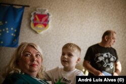 Оксана Ковальова з сином в селі Велика Писарівка Сумської області