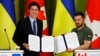 Президент України Володимир Зеленський (праворуч) і прем’єр-міністр Канади Джастін Трюдо на пресконференції демонструють підписану декларацію. Київ, 10 червня 2023 року