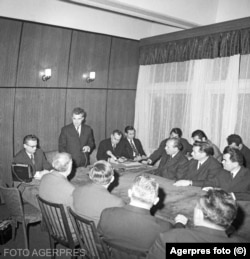 1971. Vizita de lucru a lui Nicolae Ceaușescu la Institutul Politehnic din Timișoara. În 1971, Iliescu (dreapta, plan îndepărtat) era prim-secretar al partidului la Timișoara.