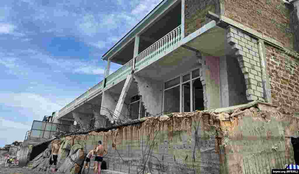 А еще с пляжей открывается чуть ли не апокалиптическая картина, наглядно иллюстрирующая последствия разрушительного влияния штормов, ливней на все, что строилось там у моря годами и десятилетиями. Различные здания – от кафе до отелей ­– вытянулись на сотни метров вдоль крутого берега над самими пляжами