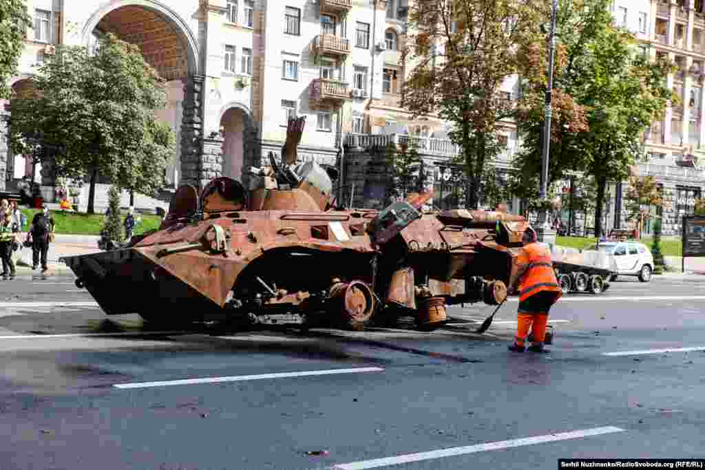Комунальники прибирають Хрещатик від іржі, уламків та попелу, на який розсипається знищена військова російська техніка.  Рух Хрещатиком буде перекритим до 28 серпня
