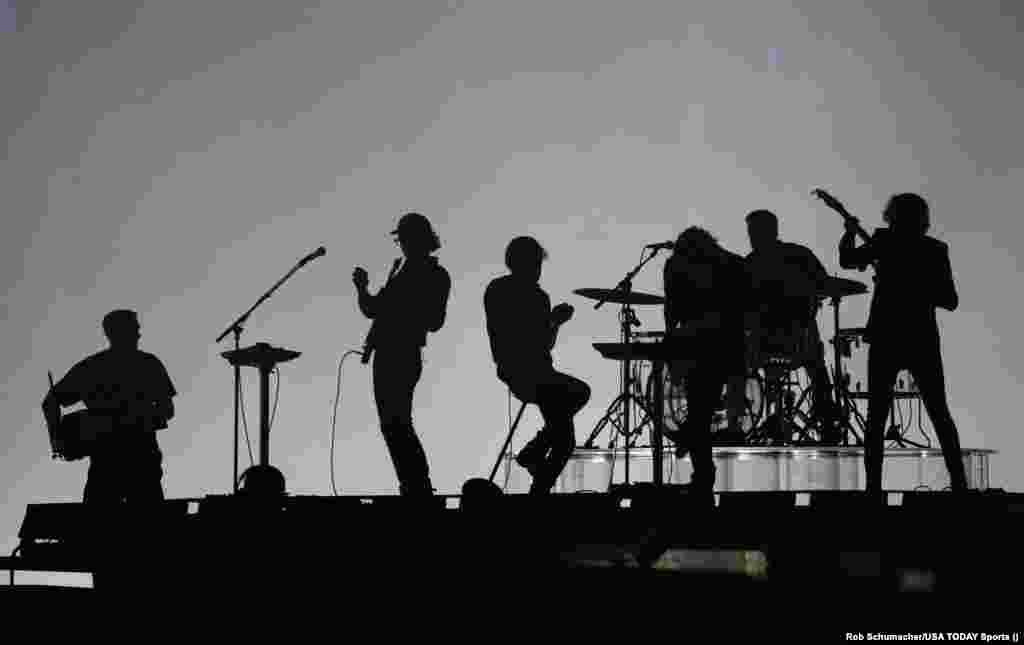 Церемонія, названа організаторами «Рекорди». Загалом на сцені спортивної арени побували понад 100 виконавців, акробатів, танцюристів та циркових артистів