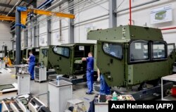 Зараз грошей більше, ніж потужностей оборонно-промислових комплексів. На фото: виробничий цех оборонної компанії Rheinmetall, Німеччина, червень 2023 року