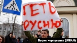 Юнак із плакатом біля входу на територію Києво-Печерської лаври, 31 березня 2023 року, ілюстративне фото