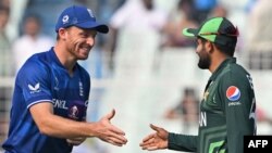 د پاکستان کپتان بابر اعظم د انګلستان له کپتان جوز بټلر سره د روغبړ پرمهال. (انونځور: ارشف)