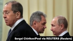 Зліва направо: два російські міністри – закордонних справ і оброни – Сергій Лавров та Сергій Шойгу та президент Росії Володимир Путін (архівна світлина)