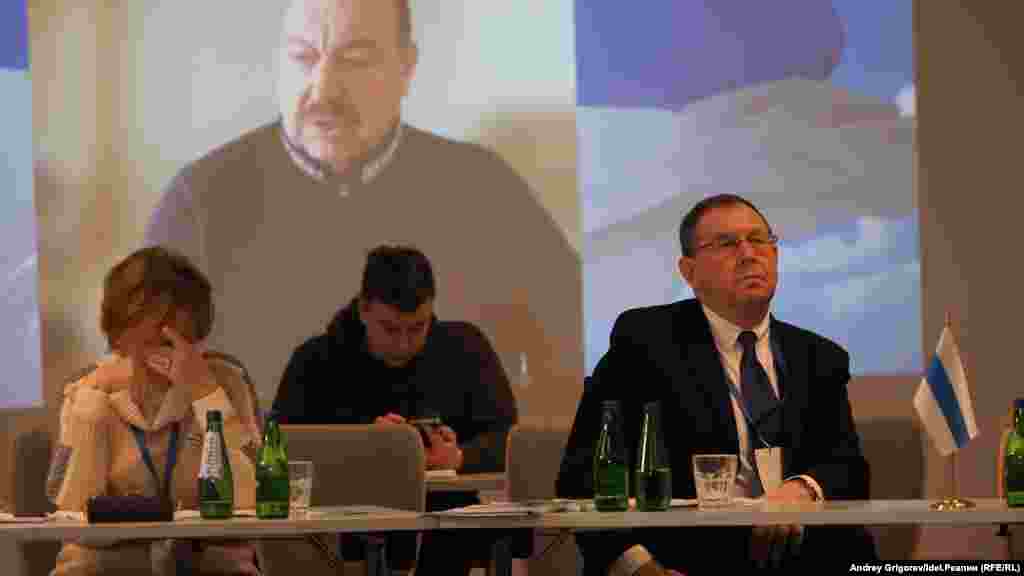 Лариса Пономарёва, Андрей Илларионов на фоне Геннадия Гудкова 