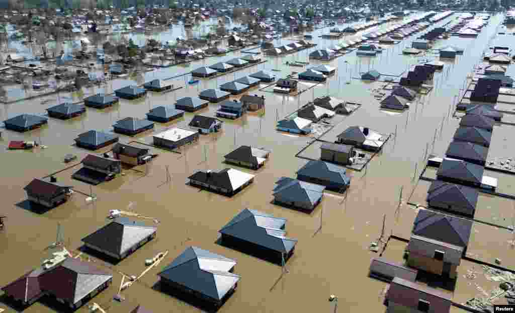 В начале апреля 2024 года Россию накрыл сильнейший паводок. В числе регионов, где ситуация оказалась наиболее тяжелой, — Оренбургская область, в частности — город Орск. Пятого апреля там прорвало плотину на реке Урал. Тысячи домов оказались под водой, десятки тысяч людей были вынуждены эвакуироваться.  Восьмого апреля жители Орска вышли на митинг. Они были недовольны размерами выплат за поврежденное наводнением имущество.   