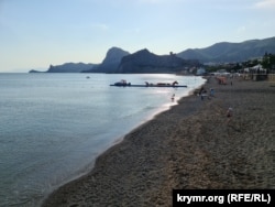 Малолюдный пляж в Судаке. Архивное фото