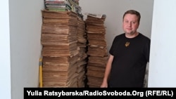 За словами Павла Медведя, книжки, посібники, газети, які передають волонтерам установи та приносять самі дніпряни, здають на макулатуру